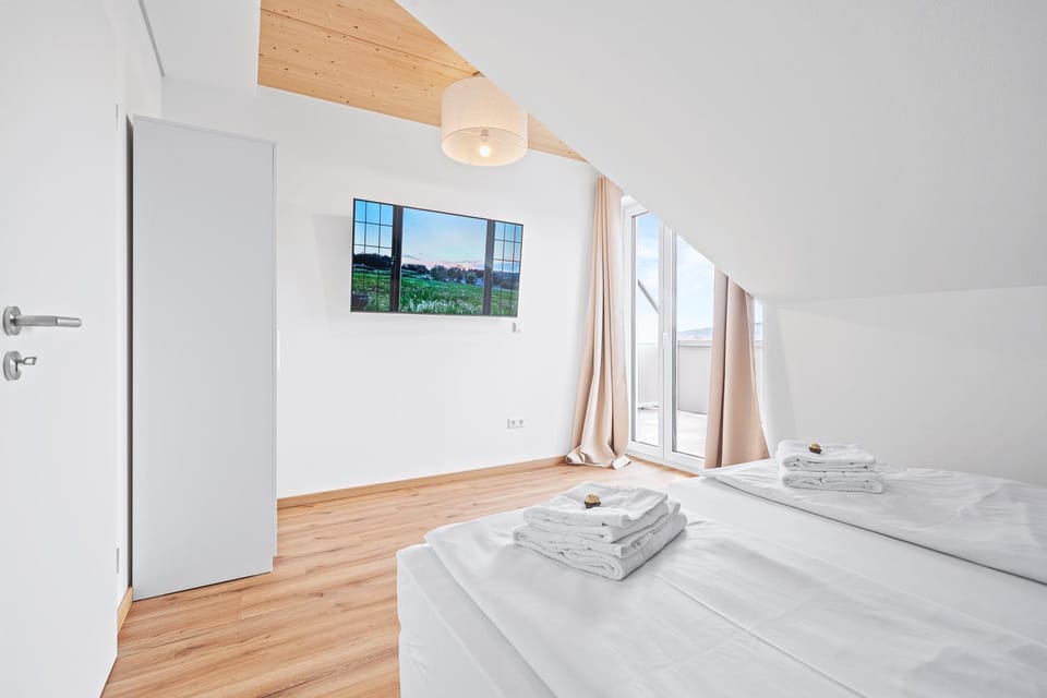 Bed, TV and multimedia, Bedroom, towels