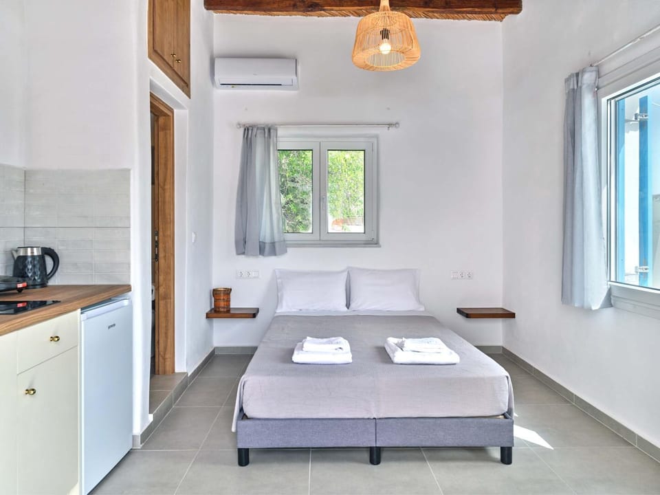 Bed, towels
