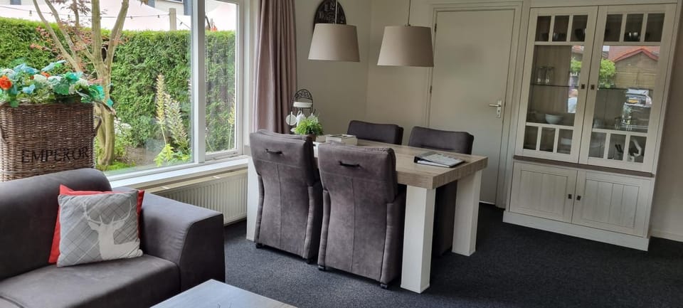 Seating area, Dining area