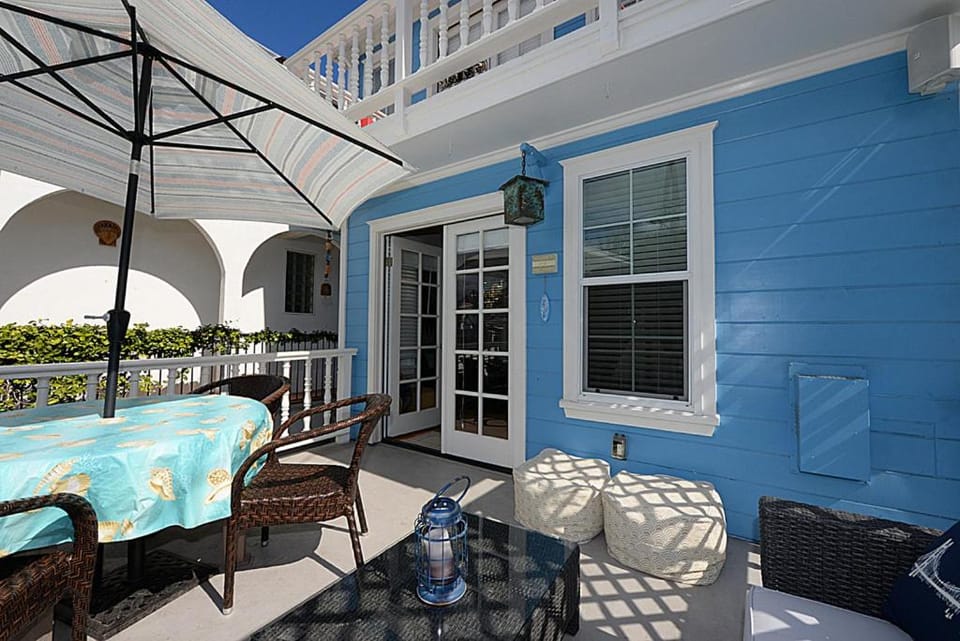 232W 232 Whittley House in Avalon