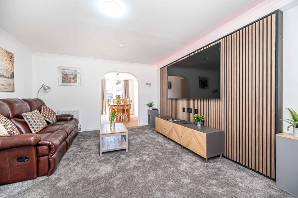 Super Prime Luxury 4 Bedroom Detached Home by TBA Apartment in Dunfermline