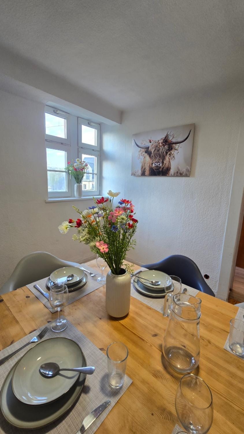 Seating area, Dining area