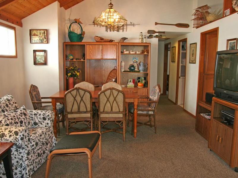 242CL 242 Claressa House in Avalon