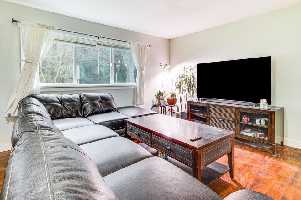 14 Mi to Dtwn Seattle: Sleek Home w/ Large Yard House in Renton