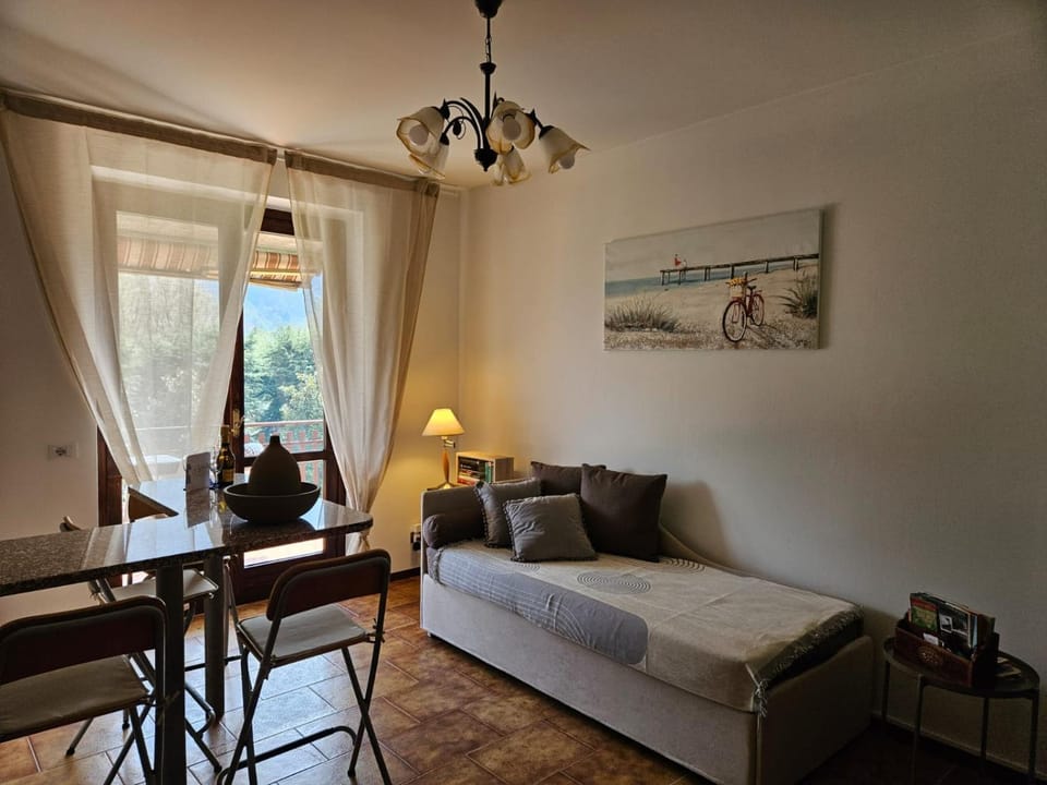 Bed, Living room, Photo of the whole room, Seating area, Dining area, Bedroom