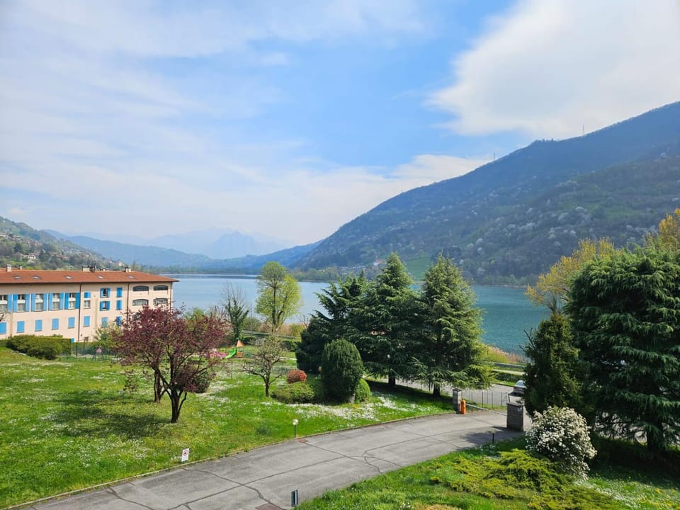 Nearby landmark, Day, Neighbourhood, Lake view, Mountain view