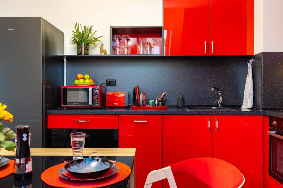 Dining area, oven, stove, toaster