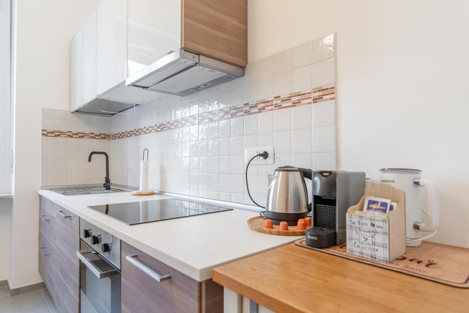 Coffee/tea facilities, Kitchen or kitchenette, stove
