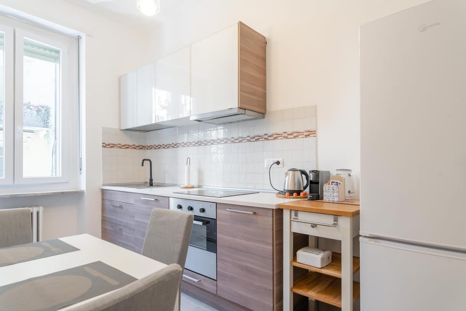 Kitchen or kitchenette, Dining area, oven, stove