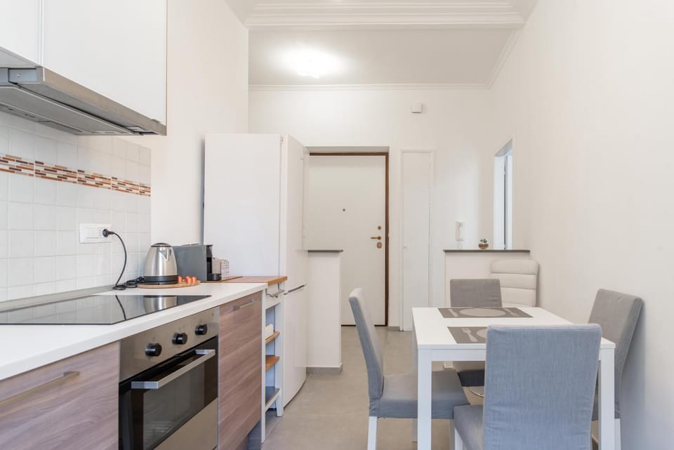 Kitchen or kitchenette, Seating area, Dining area, stove