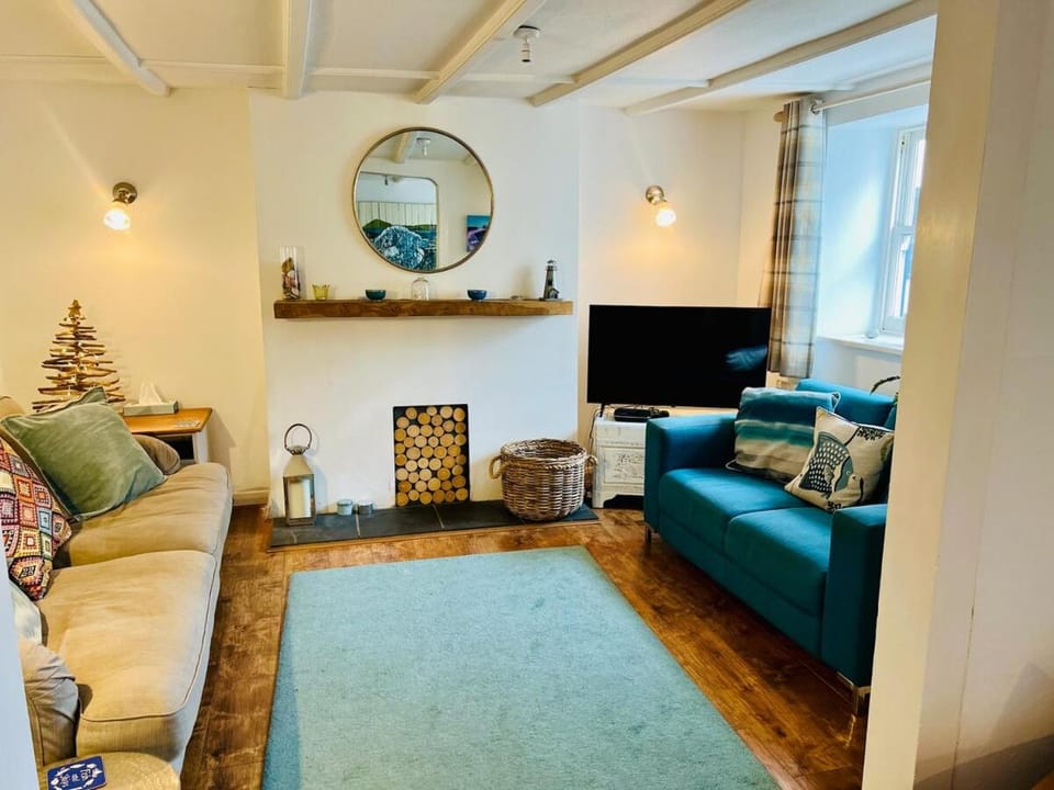 Great Value, Sleeps 6 Beautifully Decorated Cottage in Lyme Regis Great Location,Only a Few Minutes Walk from the Sea ,Beaches , Town and Restaurants House in Lyme Regis