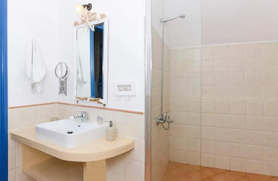 Aspro Mple Apartment in Decentralized Administration of the Aegean
