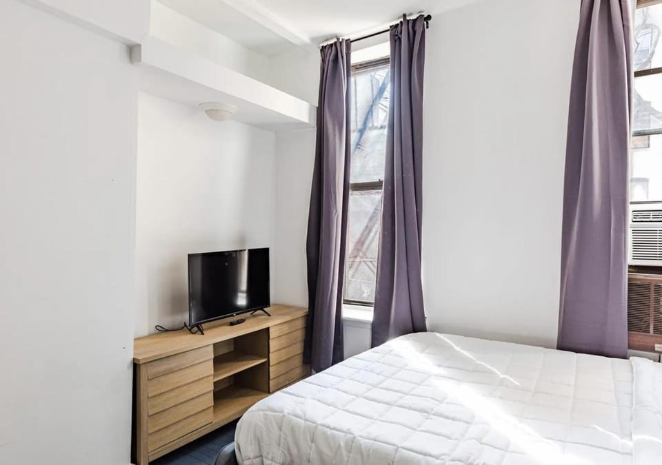 Cozy Studio! Steps to Central Park & Upper E Side!, June To Aug 90 Days Stay Required Apartment in Upper East Side