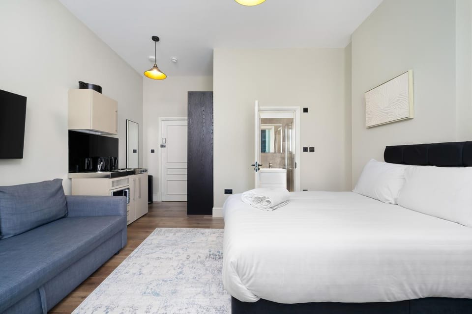 Willesden Green Modern Living Suites Apartment in London