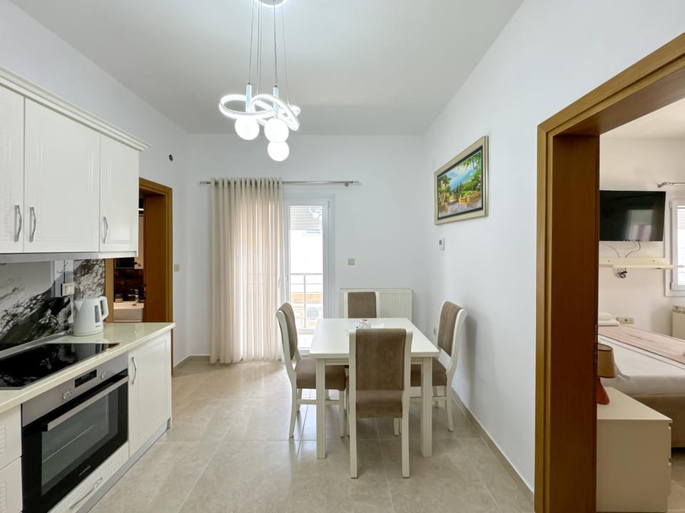 Kitchen or kitchenette, Dining area, oven, stove