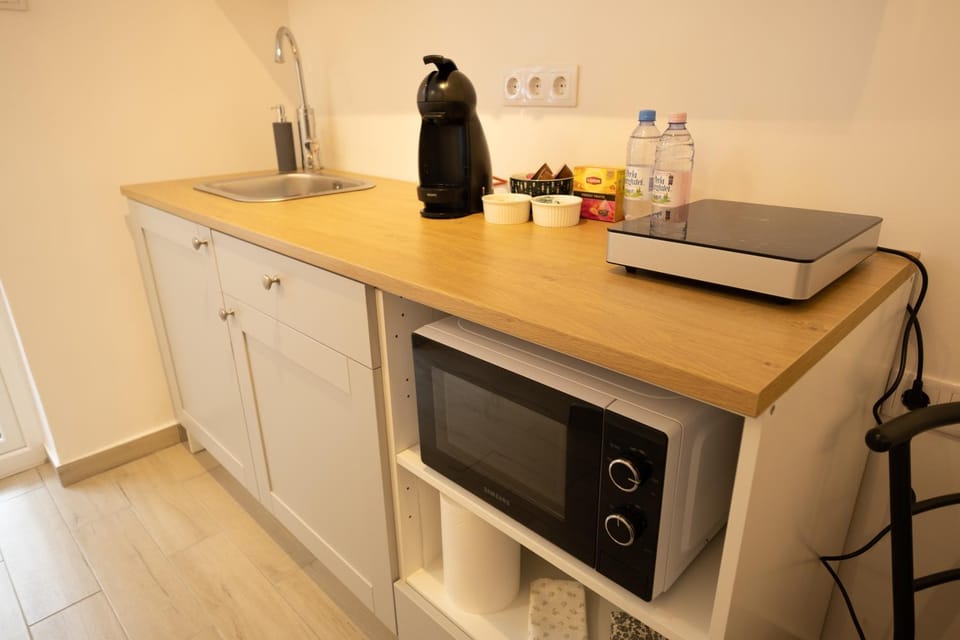 Coffee/tea facilities, Kitchen or kitchenette, stove