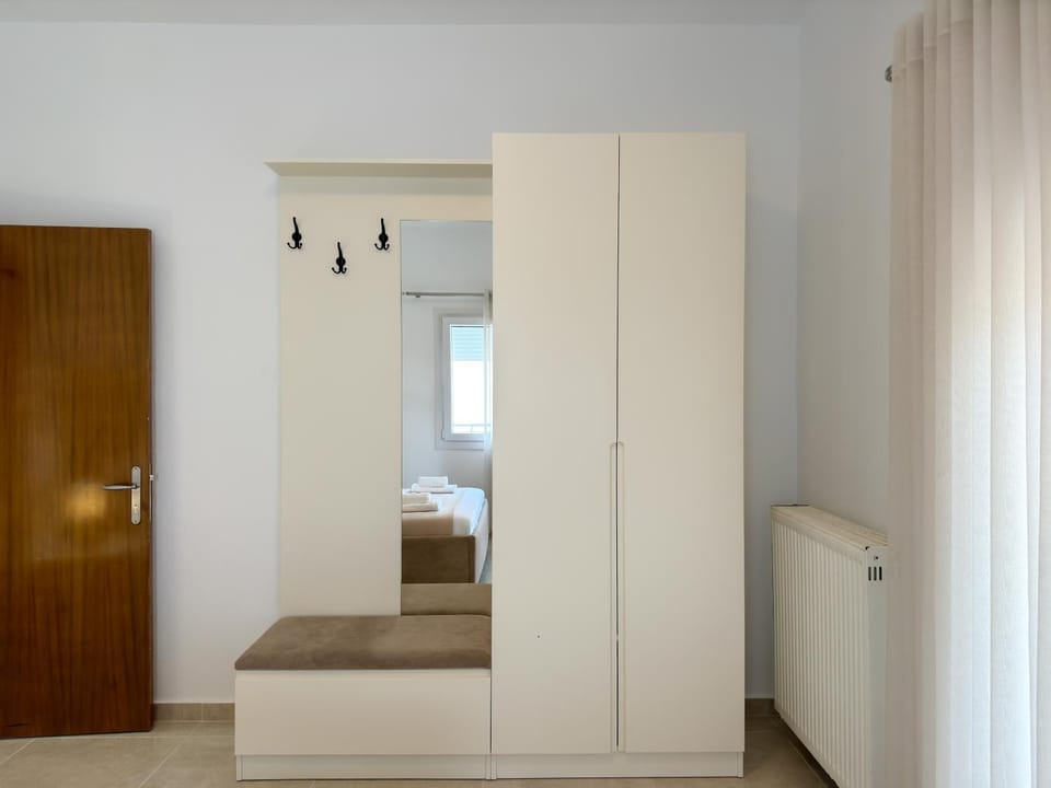 Photo of the whole room, Bedroom, wardrobe