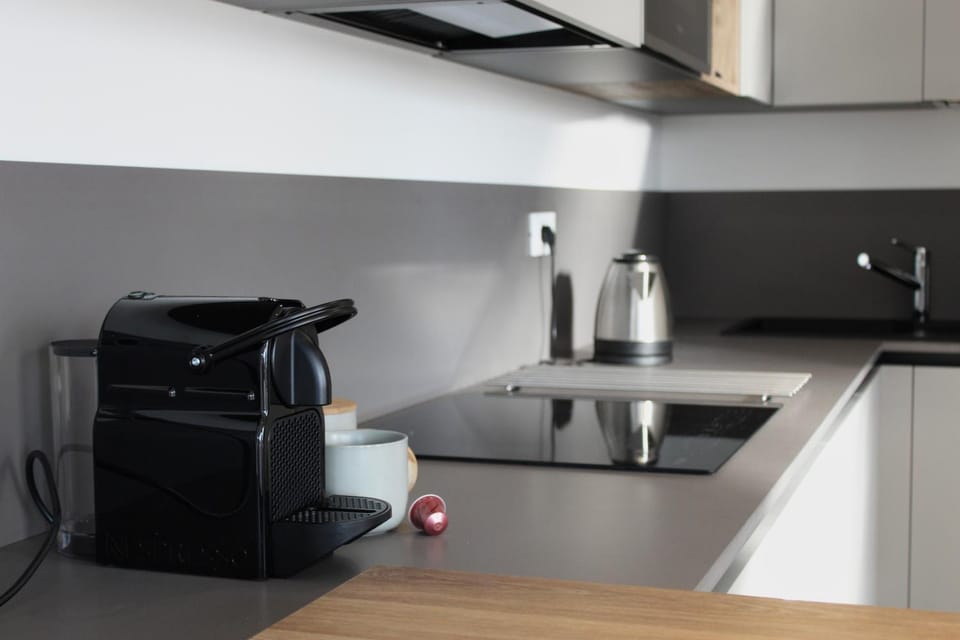 Coffee/tea facilities, Kitchen or kitchenette, stove