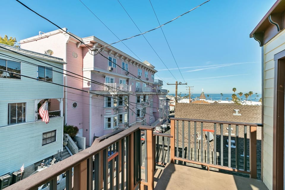 318M Upper 318 Metropole #3 House in Avalon