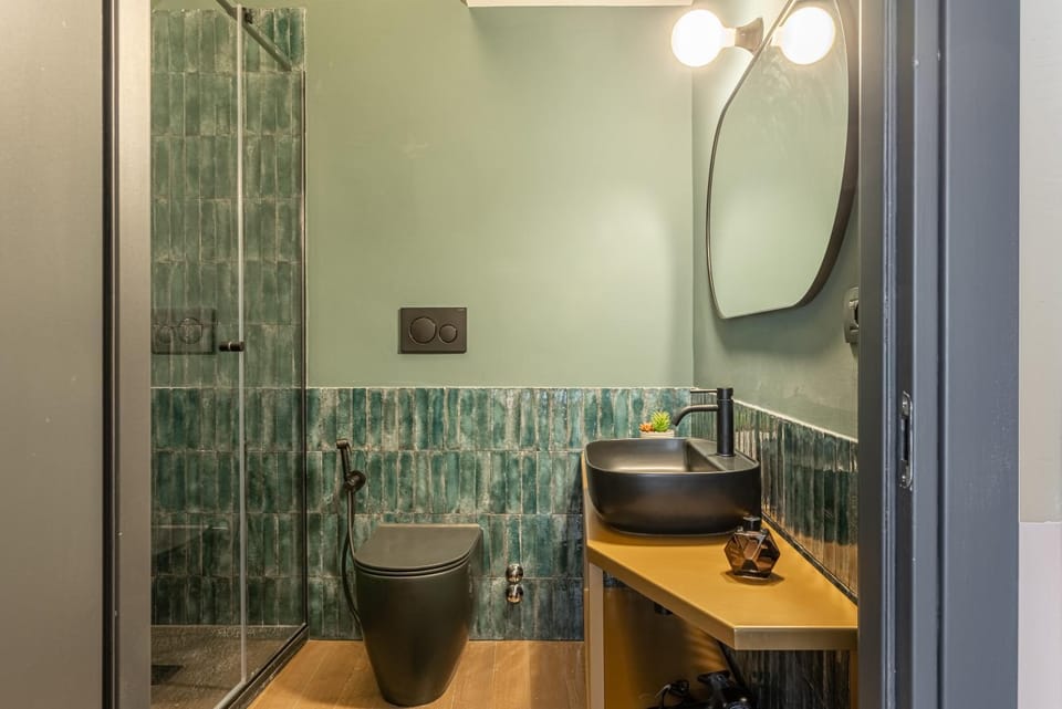 Shower, Toilet, Bathroom, hair dryier, heating, towels, washing machine, dryer