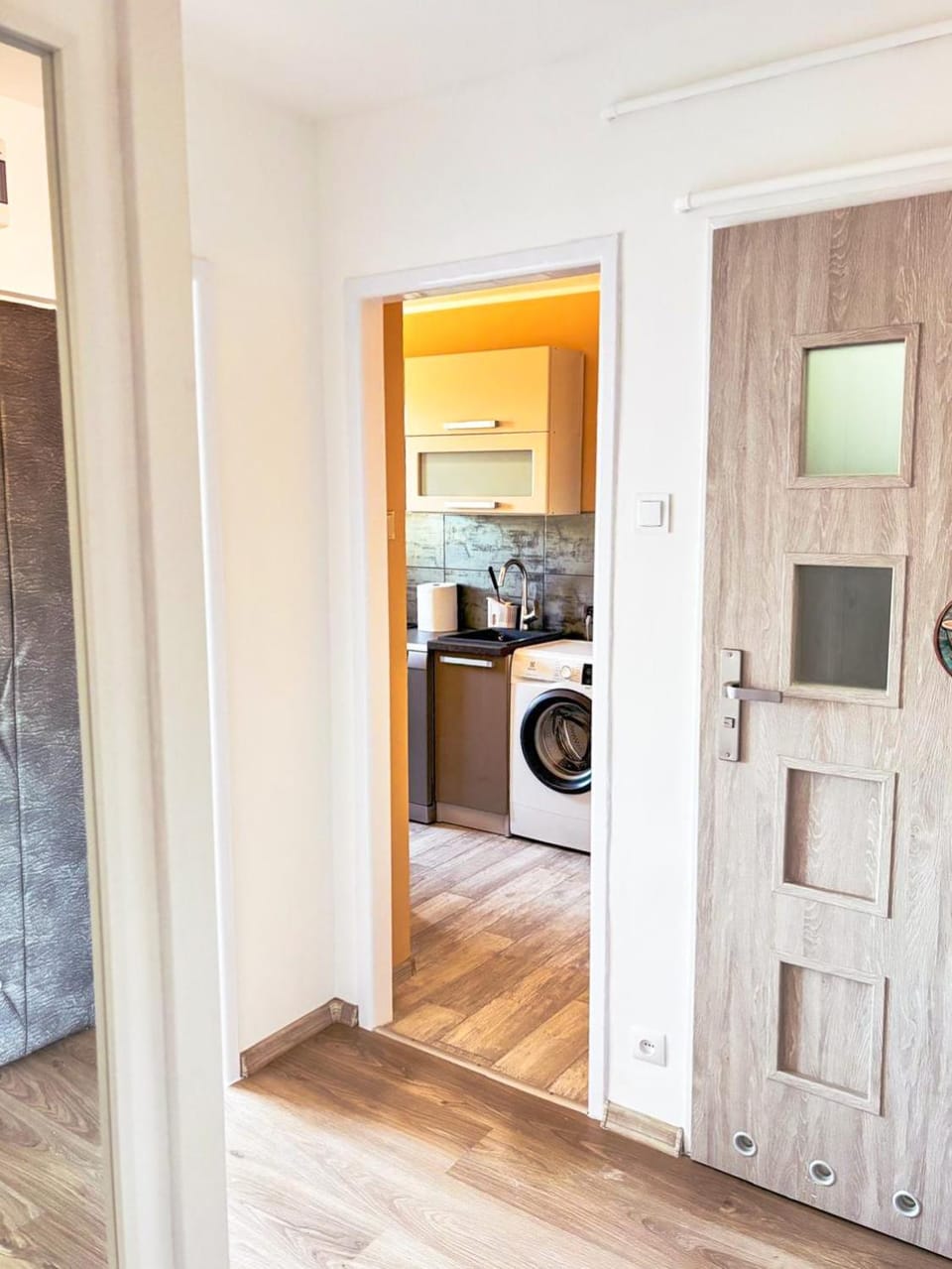 Kitchen or kitchenette, washing machine