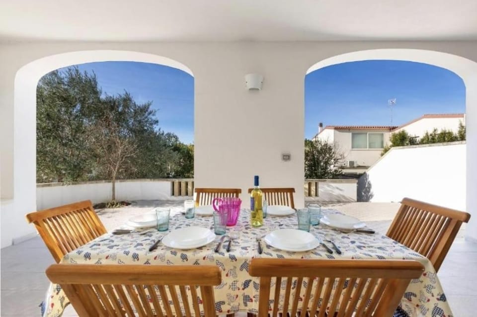 Patio, Day, Seating area, Dining area