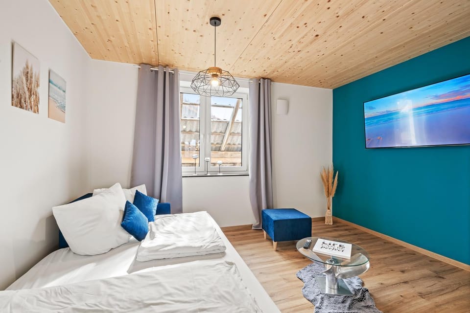 Bed, TV and multimedia, Living room