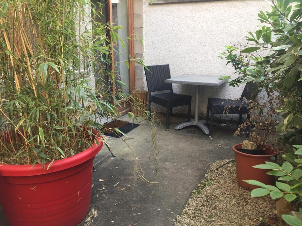 LES GITES CHEROIS agréable RDC maison- 2 personnes Apartment in Auvergne-Rhône-Alpes