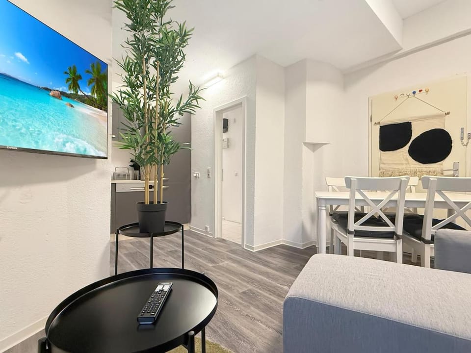 TV and multimedia, Living room, Seating area, Evening entertainment