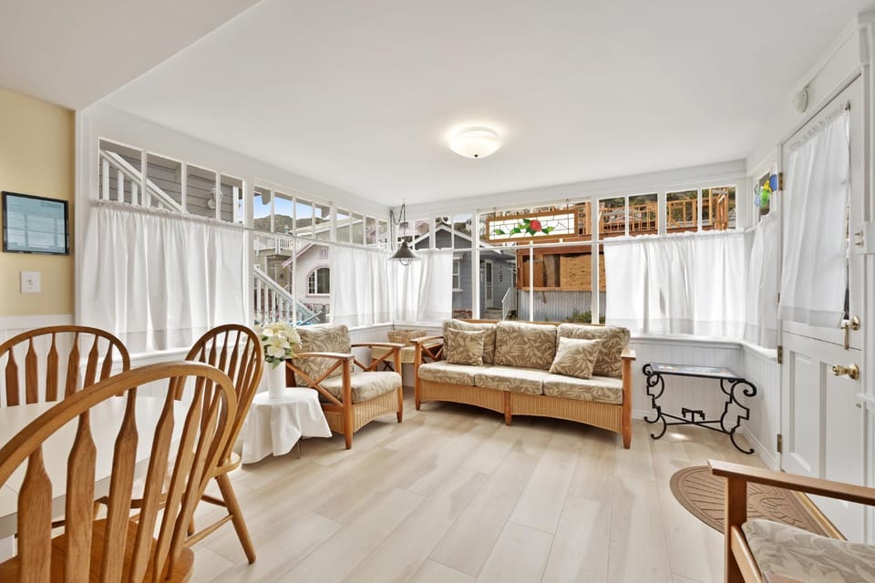 326E 326 Eucalyptus House in Avalon