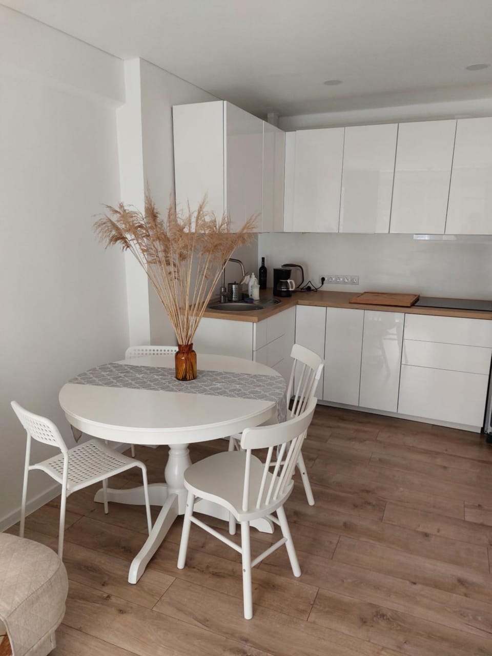 Kitchen or kitchenette, Dining area