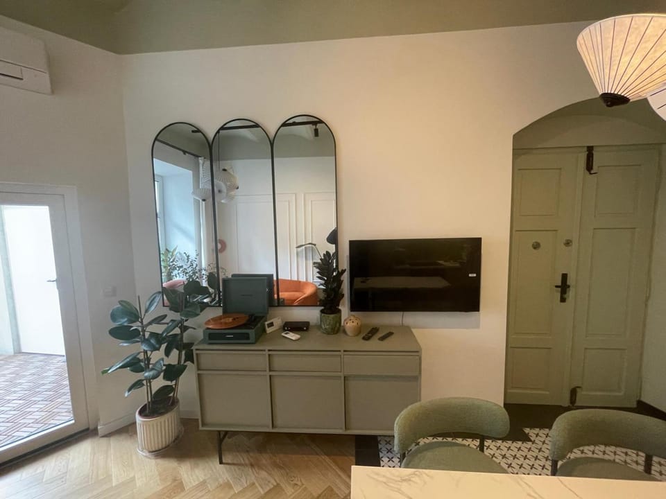 TV and multimedia, Living room, Seating area, wardrobe