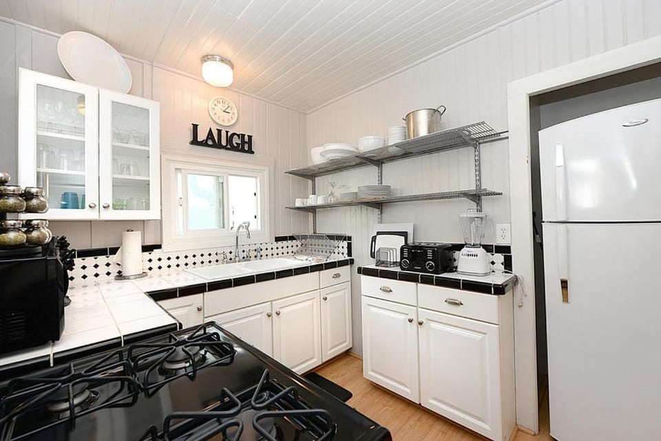 330S 330 Sumner Ave House in Avalon
