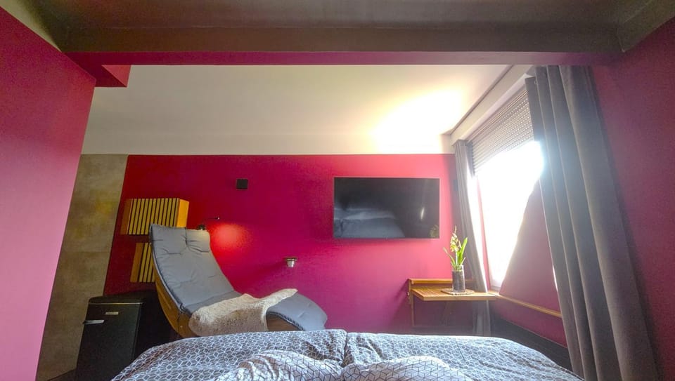 Bed, TV and multimedia, Photo of the whole room, Bedroom