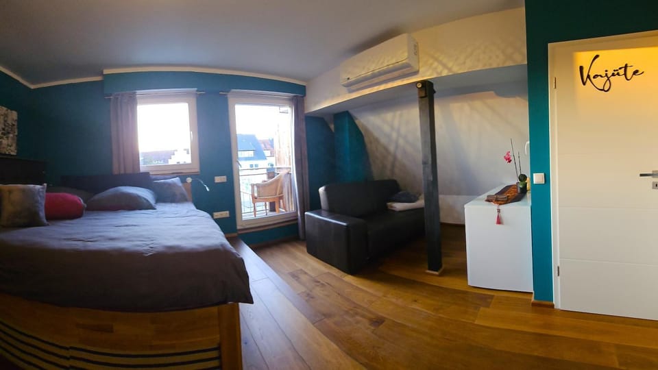 Bed, Photo of the whole room, Seating area, Bedroom