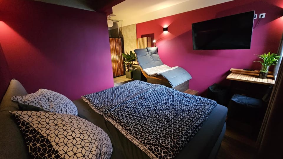 Bed, TV and multimedia, Photo of the whole room, Bedroom