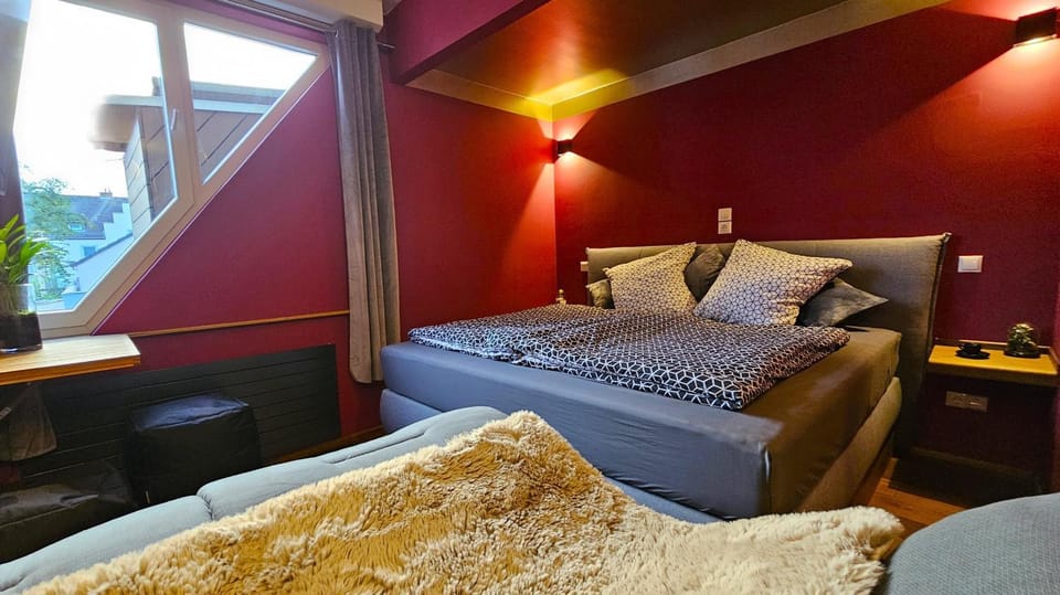 Bed, Photo of the whole room, Seating area, Bedroom