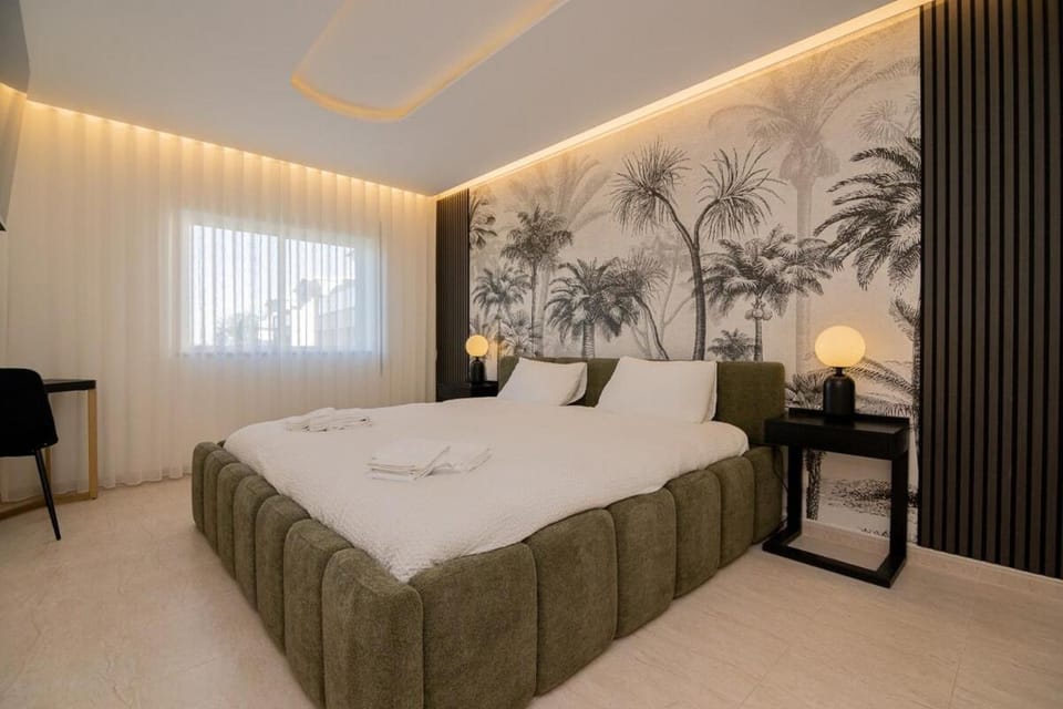 Bed, Seating area, Bedroom