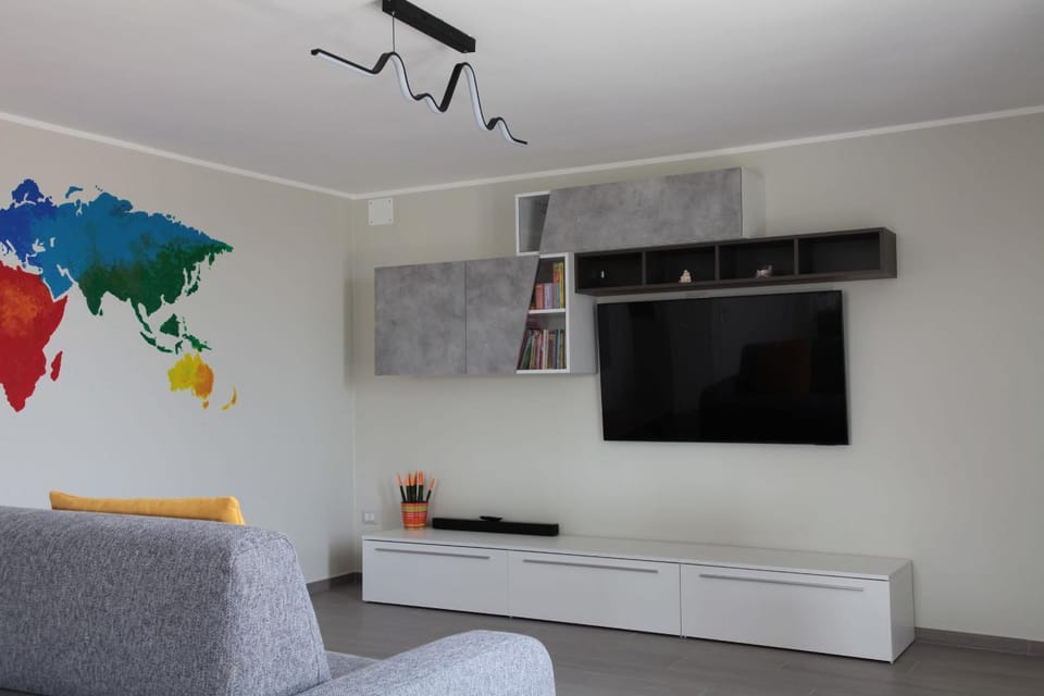 Communal lounge/ TV room, Library, Living room, Seating area