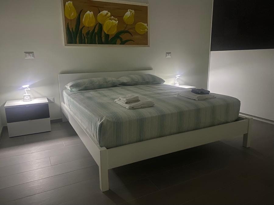 Bed, Photo of the whole room, Bedroom, towels