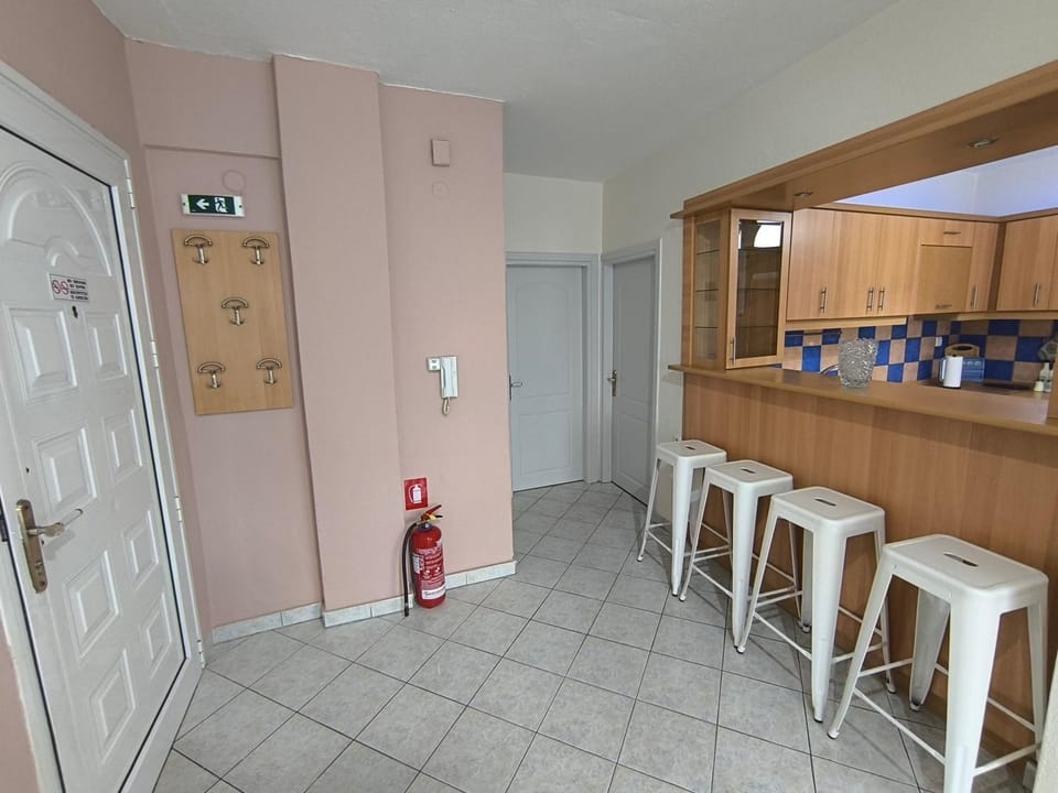 Kitchen or kitchenette, Lounge or bar