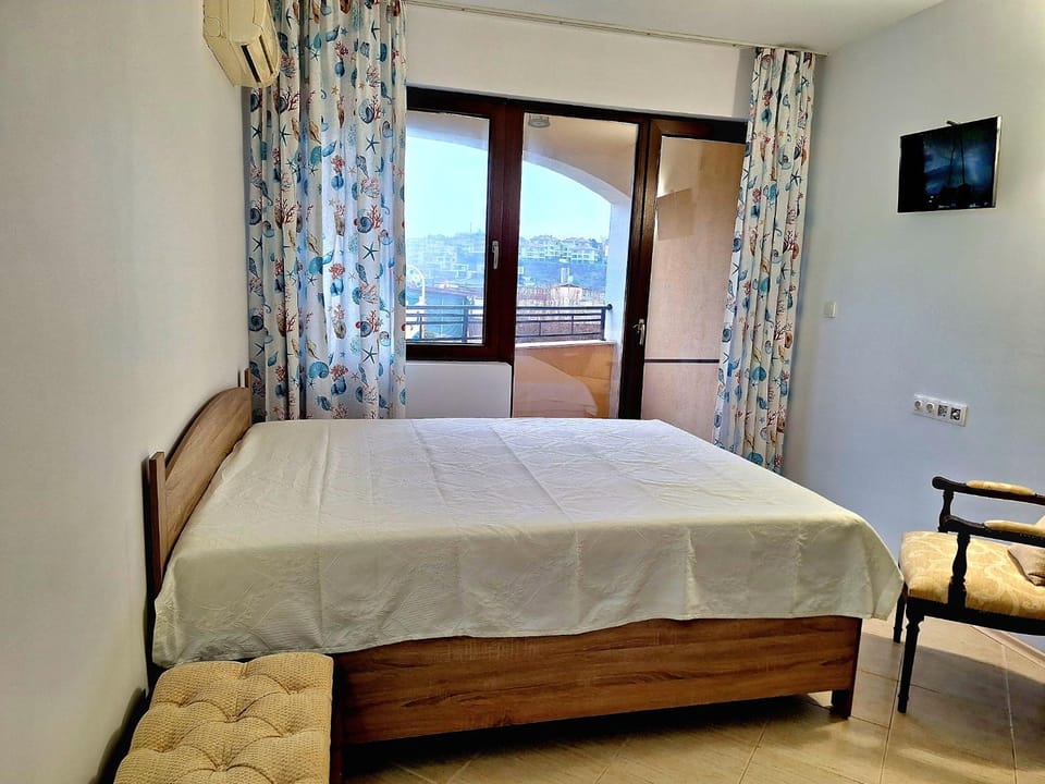 Bed, TV and multimedia, Photo of the whole room, Bedroom