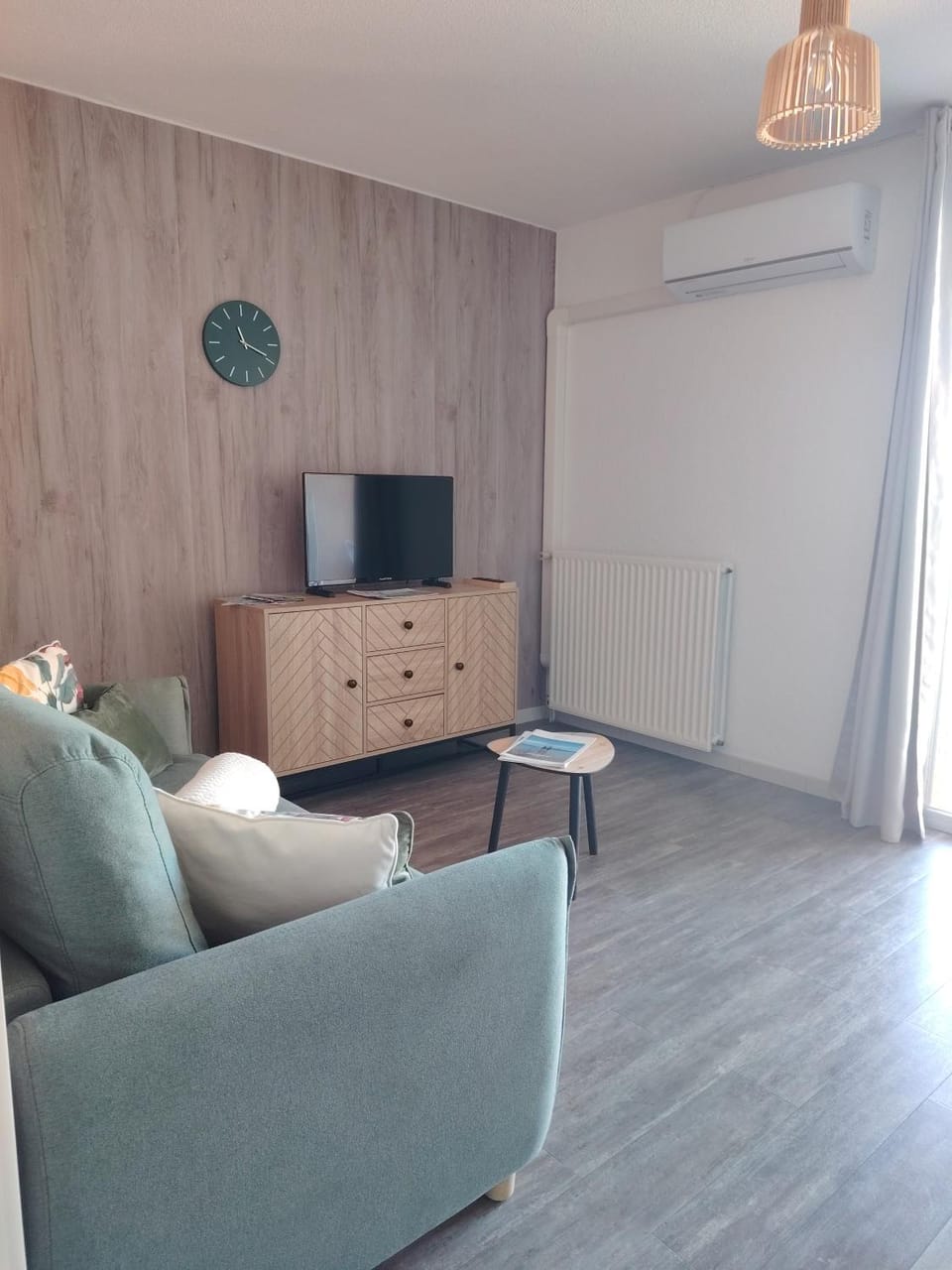 TV and multimedia, Seating area, air conditioner