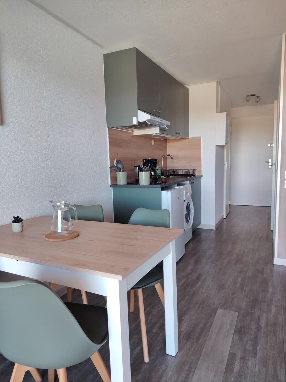Kitchen or kitchenette, Dining area, stove