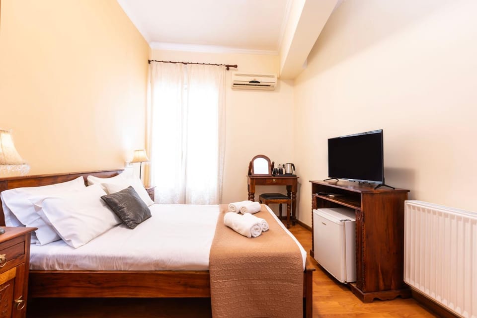 Bed, TV and multimedia, Photo of the whole room, Bedroom