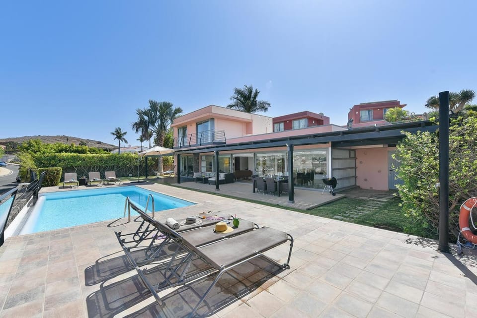 Property building, Day, Pool view, Swimming pool, sunbed