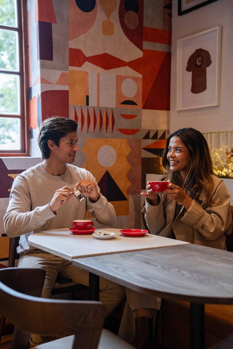 Restaurant/places to eat, People, Coffee/tea facilities, Banquet/Function facilities, Seating area, Dining area, Food, Drinks