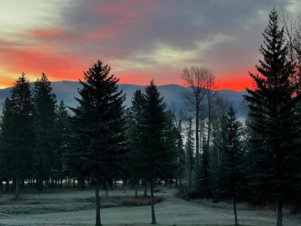 Flathead River Retreat Fit For 15 House in Idaho