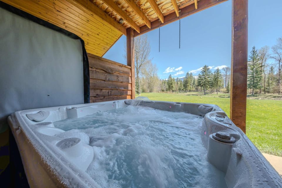Flathead River Retreat Fit For 15 House in Idaho