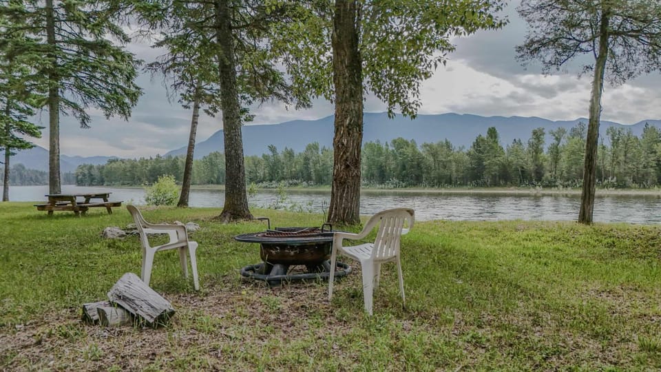 Flathead River Retreat Fit For 15 House in Idaho